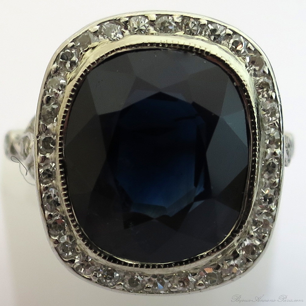 Bague ancienne saphir clos perl entourage diamants 1505