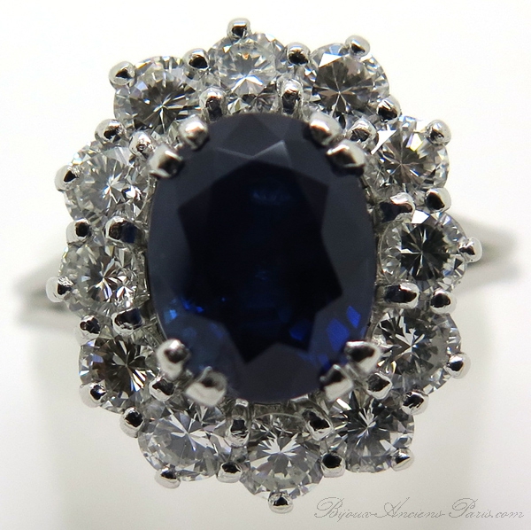 Bague marguerite ovale saphir bleu intense diamants 1741