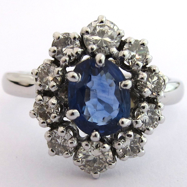 Bague saphir bleu clair dix diamants 1426