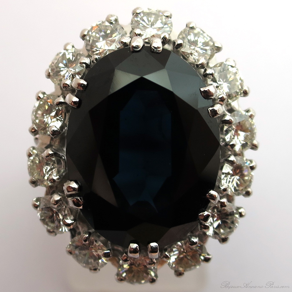 Bague saphir entourage quatorze diamants 1507