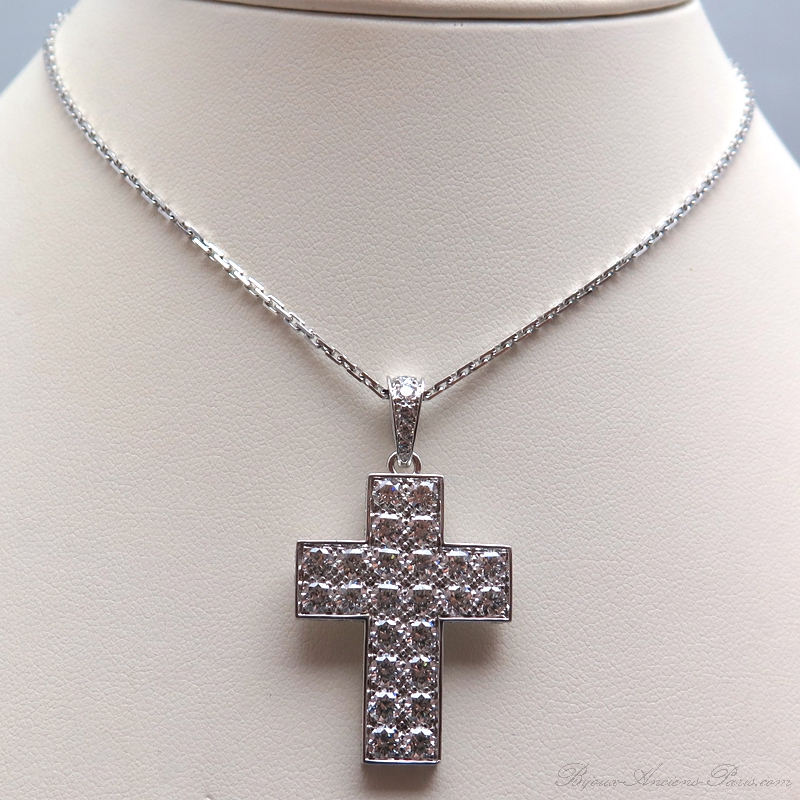 Cartier – Pendentif croix or blanc diamants – collier 271