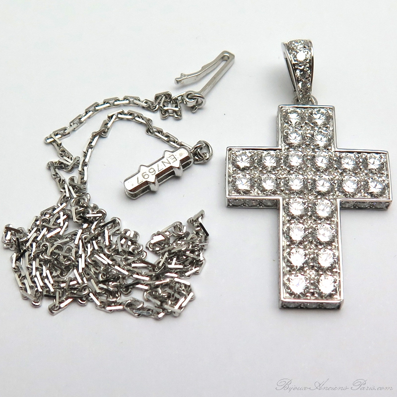 Cartier – Pendentif croix en or blanc et diamants et sa chaîne – Collier 271