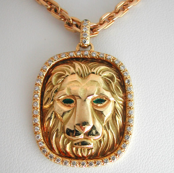 Mdaille Lion or meraudes diamants 18